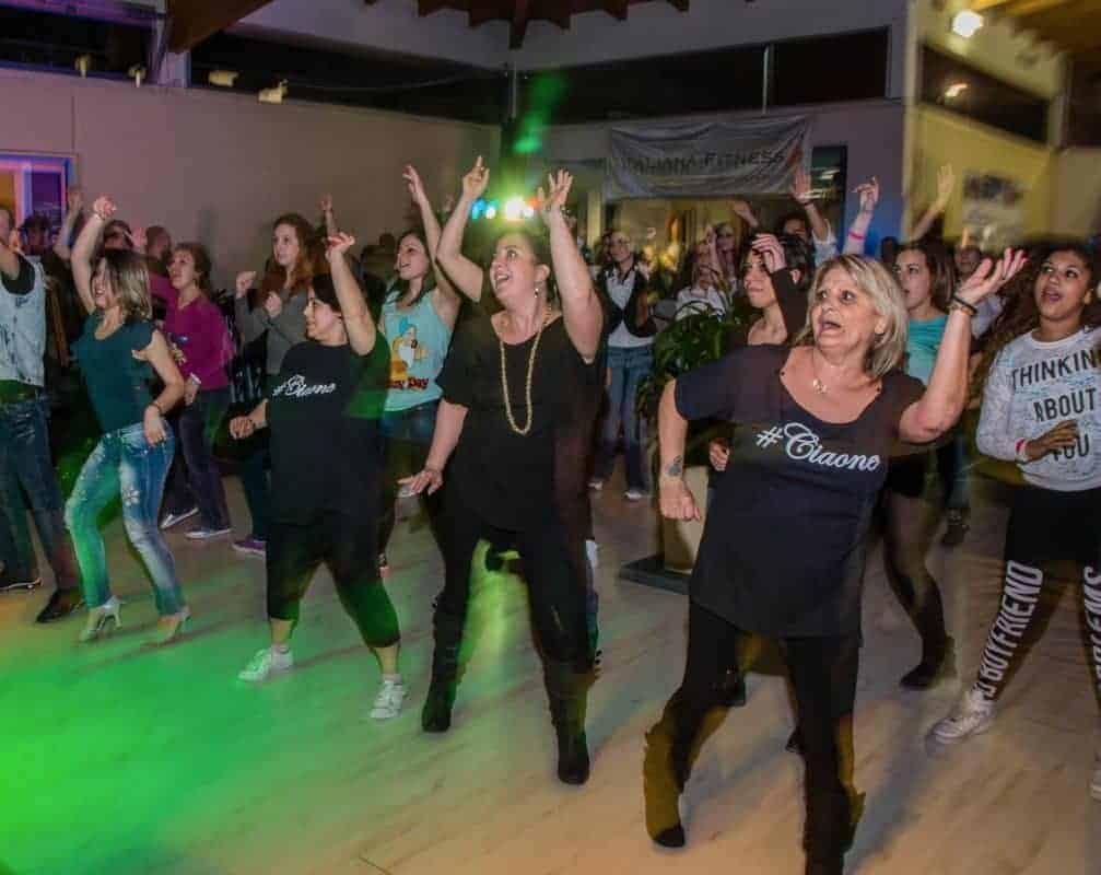 Divertimento Con I Balli Di Gruppo E La Social Dance Italiana Fitness